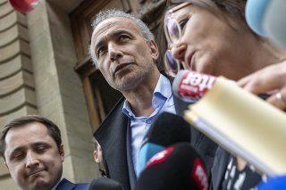 Tariq Ramadan n'a rien dit à la sortie du tribunal, laissant la parole à ses avocats Yaël Hayat et Théo Badan.